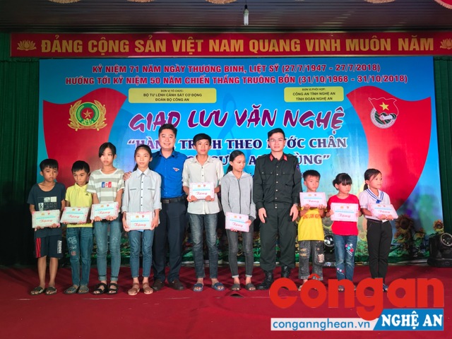 20 suất quà được Tuổi trẻ CAND tặng cho các em học sinh có hoàn cảnh đặc biệt khó khăn