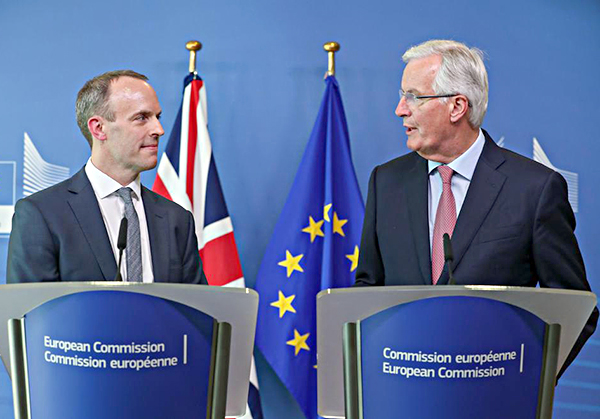 Bộ trưởng phụ trách Brexit của Anh Dominic Raab (trái) và Trưởng đoàn đàm phán Brexit của EU Michel Barnier trong cuộc họp báo tại Brussels, Bỉ ngày 19-7.