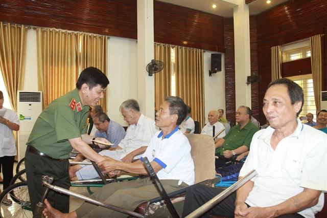 Thứ trưởng Nguyễn Văn Sơn thăm hỏi động viên từng thương binh tại Trung tâm điều dưỡng Thuận Thành.