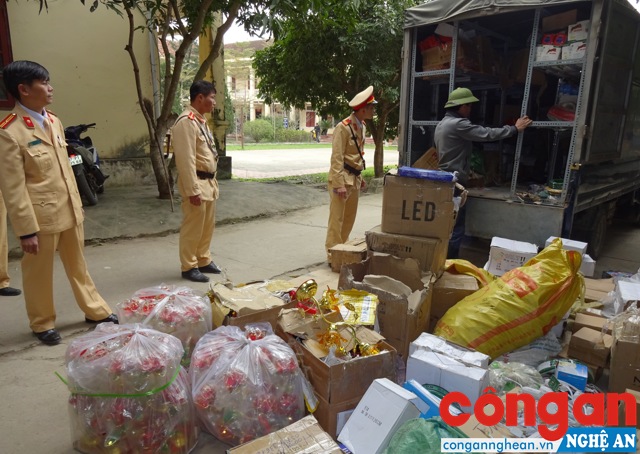 Đội CSGT Công an huyện Yên Thành bắt giữ xe tải vận chuyển linh kiện, thiết bị điện tử không có giấy tờ hợp lệ