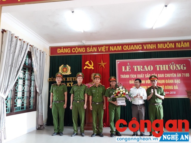 Điện lực huyện Tân Kỳ trao thưởng cho Ban chuyên án 618T