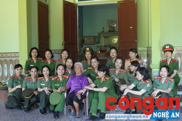 Đoàn đã thăm hỏi, tặng quà cho mẹ Việt Nam anh hùng Nguyễn Thị Năm