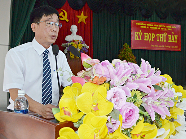 Đồng chí Trần Kim Phúc, Phó Chủ tịch UBND huyện báo cáo tóm tắt tình hình thực hiện nhiệm vụ phát triển kinh tế - xã hội, quốc phòng an ninh 6 tháng đầu năm, nhiệm vụ trọng tâm 6 tháng cuối năm 2018.