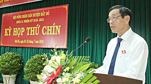 Đồng chí Huỳnh Văn Phi, Chủ tịch HĐND huyện phát biểu khai mạc kỳ họp.