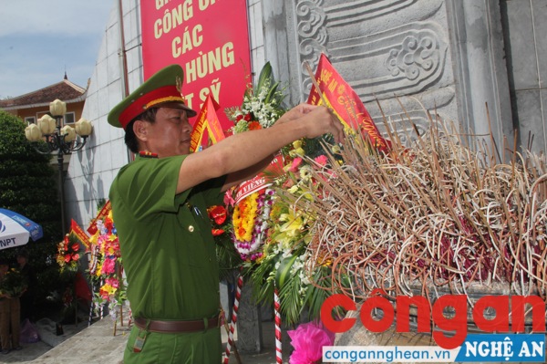 Đồng chí Thượng tá Trần Phúc Thịnh dâng hương bày tỏ sự biết ơn vô hạn của
