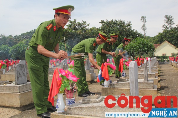 Thắp hương tại phần mộ của các anh hùng, liệt sĩ