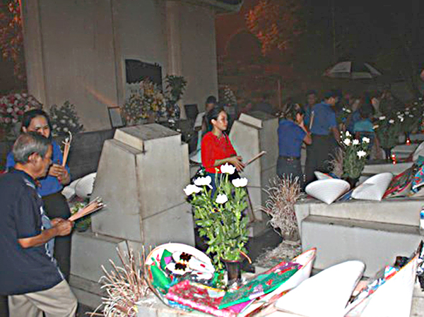 Người dân đến dâng hoa, thắp hương tại Khu mộ 10 nữ anh hùng liệt sĩ TNXP Ngã ba Đồng Lộc vào tối 21-7.
