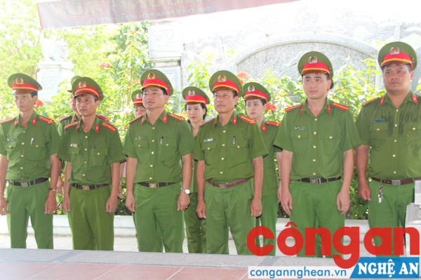 Dâng hương tại khu di tích lịch sử Truông Bồn