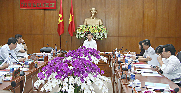 Đồng chí Nguyễn Hồng Lĩnh, Ủy viên Trung ương Đảng, Bí thư Tỉnh ủy, Chủ tịch HĐND tỉnh chủ trì cuộc họp.