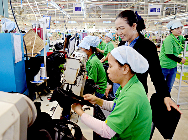 6 tháng đầu năm, tổng giá trị sản xuất công nghiệp-tiểu thủ công nghiệp của huyện Long Điền đạt 1.217 tỷ đồng. Trong ảnh: Công nhân Công ty Chang Chun Vina (xã An Ngãi, huyện Long Điền) trong giờ sản xuất.