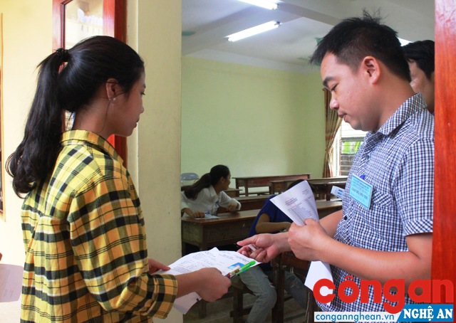 Giám thị kiểm tra thông tin thí sinh trước khi bước vào phòng thi tại Kỳ thi THPT Quốc gia năm 2018 ở điểm thi THPT Nam Đàn 2, huyện Nam Đàn