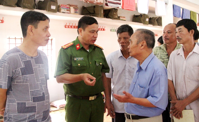 Các đại biểu, gia đình phạm nhân tham quan nơi ăn, ở và chỗ cải tạo của con, em mình trước khi tham dự Hội nghị. Trong ảnh: Đại tá Phan Đình Thành, Giám thị Trại giam số 3 giải thích cho người nhà phạm nhân chế độ, chính sách dành cho phạm nhân trong trại giam.