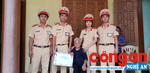 Tặng quà cho gia đình chính sách