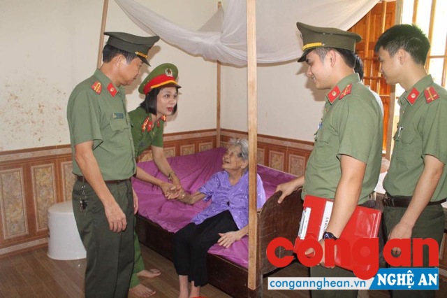 Tặng quà mẹ Việt Nam anh hùng và gia đình chính sách.