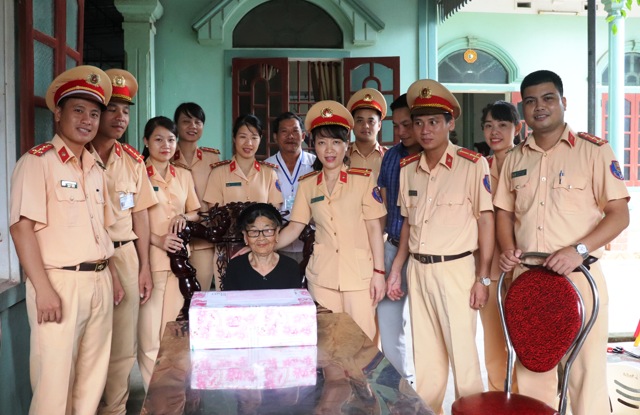 Thăm hỏi tặng quà mẹ Phạm Thị Đước