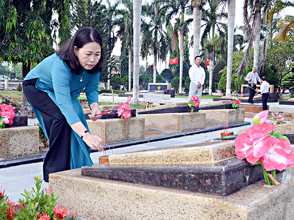 Đồng chí Nguyễn Thị Yến, Phó Bí thư Thường trực Tỉnh ủy, Trưởng Đoàn đại biểu Quốc hội tỉnh thắp nhang trên các phần mộ liệt sĩ.