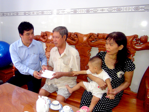 Đồng chí Dương Minh Tuấn thăm, tặng quà ông Vũ Triệu Duy (thương binh hạng 3/4), ở phường Rạch Dừa, TP. Vũng Tàu.