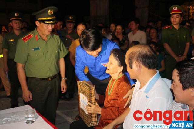  Đoàn công tác của Đoàn Thanh niên Bộ Công an, Tỉnh đoàn và Đoàn Thanh niên Công an tỉnh Nghệ An thăm, tặng quà cho các gia đình chính sách trên địa bàn huyện Đô Lương 