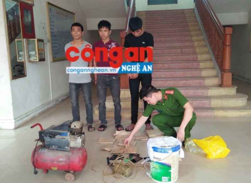 Công an kiểm kê tang vật 