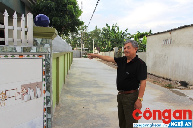 Ông Tám cùng con đường rộng rãi sau khi hiến đất để làm đường 