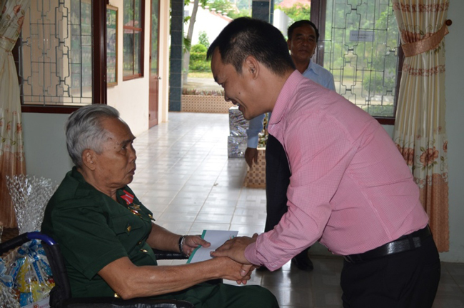 Đại diện lãnh đạo Viettel thăm, tặng quà thương, bệnh binh tại Trung tâm điều dưỡng thương, bệnh binh và người có công Long Đất