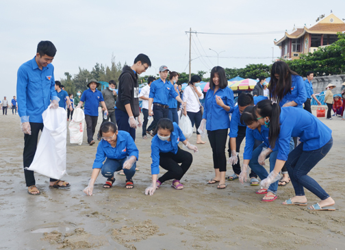 Đoàn viên, thanh niên huyện Long Điền dọn vệ sinh, thu gom rác  tại khu vực bãi tắm Long Hải (thị trấn Long Hải, huyện Long Điền).  Ảnh: MINH NHÂN