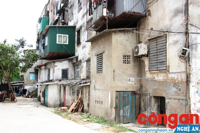 Diện tích căn hộ chung cư D2 nhỏ hẹp, nhiều hộ dân đã tự ý cơi nới phía sau, tiềm ẩn nhiều nguy cơ mất an toàn