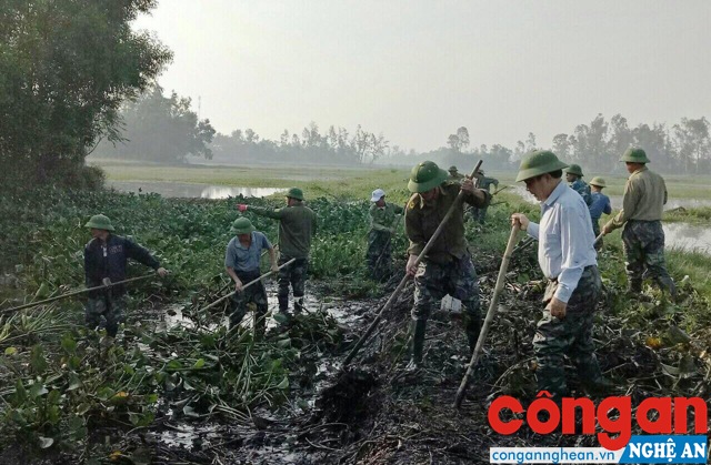 Ban Công an xã Nghi Khánh tham gia xây dựng nông thôn mới tại địa phương