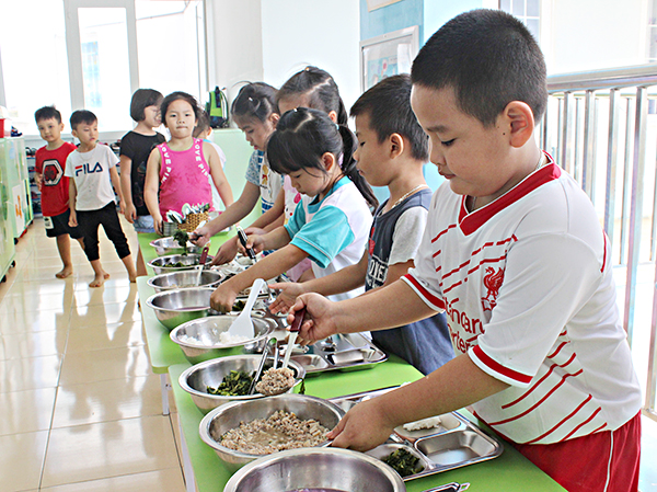 Trẻ lớp Lá 2 (5-6 tuổi), Trường Mầm non Thùy Vân (TP.Vũng Tàu) trong giờ ăn trưa.