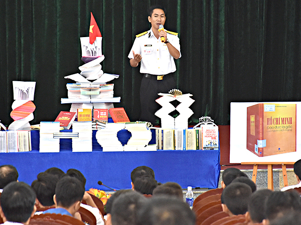 Thí sinh của đội Bộ Tư lệnh Vùng 2 Hải quân trình bày phần thi tọa đàm về sách.