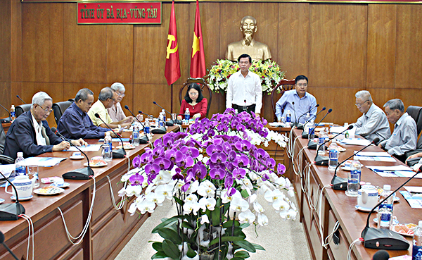 Đồng chí Nguyễn Hồng Lĩnh, Ủy viên Trung ương Đảng, Bí thư Tỉnh ủy, Chủ tịch HĐND tỉnh tiếp thu các ý kiến đóng góp của các đồng chí nguyên lãnh đạo tỉnh.