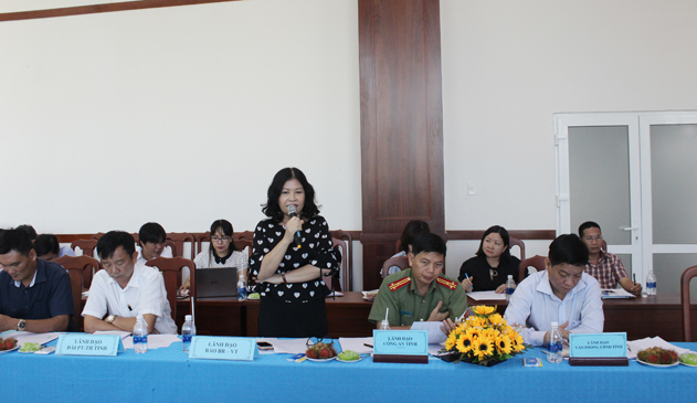 Đồng chí Huỳnh Thị Liên, Phó Tổng biên tập Báo Bà Rịa-Vũng Tàu phát biểu tại buổi giao ban.