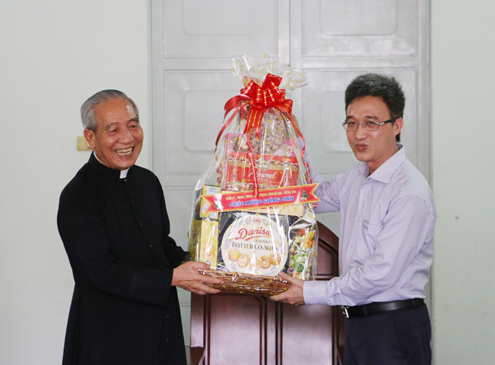 Đồng chí Đặng Minh Thông, Phó Chủ tịch UBND tỉnh, tặng quà Giáo xứ Chu Hải (TX. Phú Mỹ) nhân dịp  Giáng sinh 2017. Ảnh: BÙI HƯƠNG