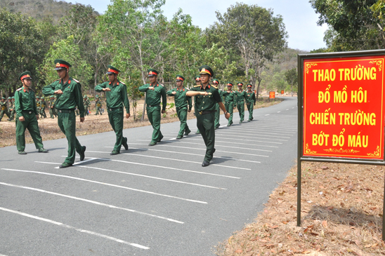 Cán bộ Trung đoàn Minh Đạm huấn luyện điều lệnh đội ngũ cho chiến sĩ mới.
