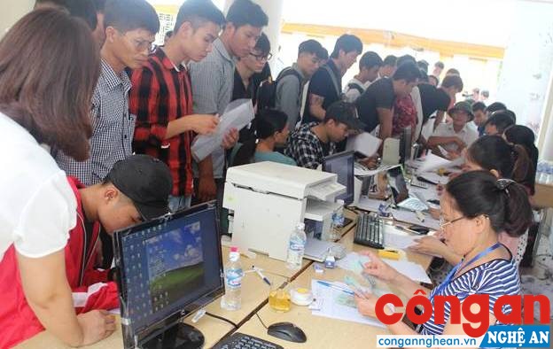 Thí sinh đăng ký nhập học vào Trường ĐH Sư phạm Kỹ thuật Vinh