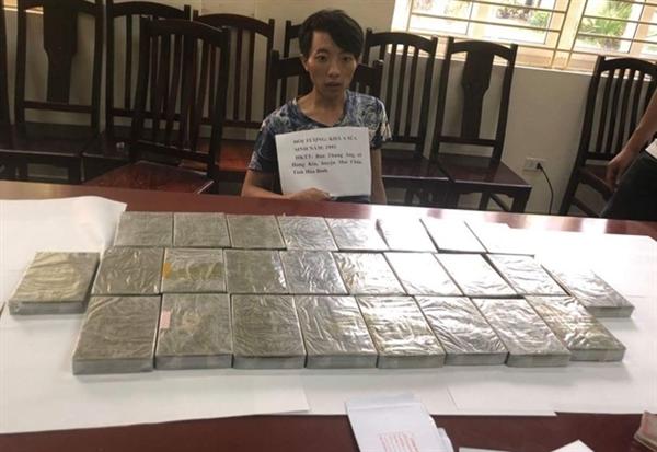 Khà A Xúa cùng 26 bánh heroin tang vật.