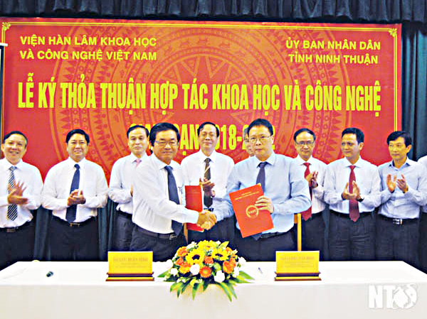 Lãnh đạo UBND tỉnh và Viện Hàn lâm khoa học và công nghệ Việt Nam ký thỏa thuận hợp tác về khoa học và công nghệ.