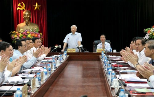 Tổng Bí thư và các đại biểu chúc mừng những thành tích của Ban Tuyên giáo đã đạt được trong những năm qua.