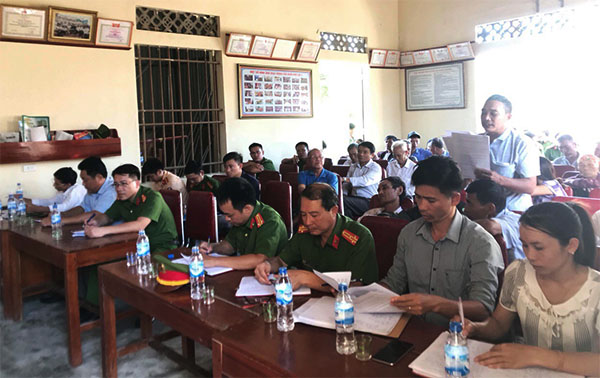 Người dân đóng góp ý kiến với lực lượng Công an thị xã Hoàng Mai tại diễn đàn.