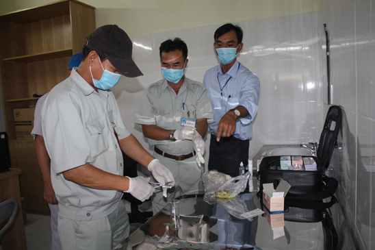 Nhân viên Trạm kiểm nghiệm nhanh thực phẩm tại chợ Rạch Dừa (TP.Vũng Tàu) kiểm tra hàn the trong giò, chả.