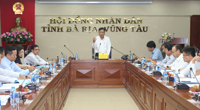 Đồng chí Nguyễn Văn Trình, Chủ tịch UBND tỉnh phát biểu tại hội nghị.