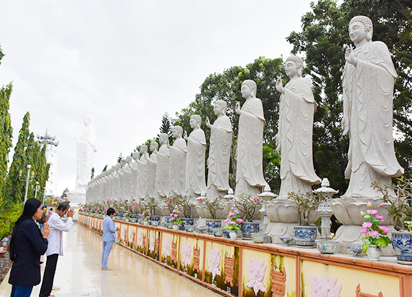 Khách chiêm bái vườn tượng cửu phẩm trong khuôn viên chùa Đại Tòng Lâm, TX.Phú Mỹ.