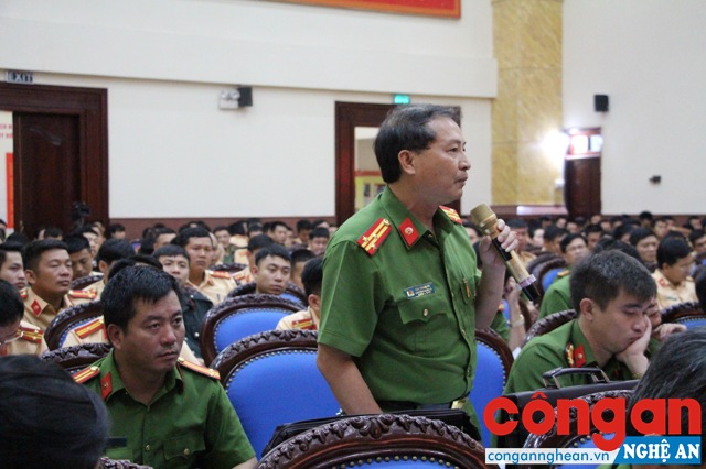 Cán bộ làm công tác đảm bảo TT, ATGT đưa ra các ý kiến giải quyết các tình huống vi phạm giao thông giả định. 