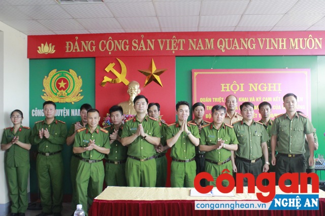 Các đội nghiệp vụ công tác và đoàn thể Công an huyện Nam Đàn ký cam kết thực hiện Chỉ thị 04/CT-BCA của Bộ trưởng Bộ Công an; Nghị quyết 12-NQ/ĐUCA của Đảng ủy Công an tỉnh về tăng cường sự lãnh đạo của Đảng về phòng, chống tác hại của việc sử dụng rượu, bia và đồ uống có cồn trong Công an Nghệ An.