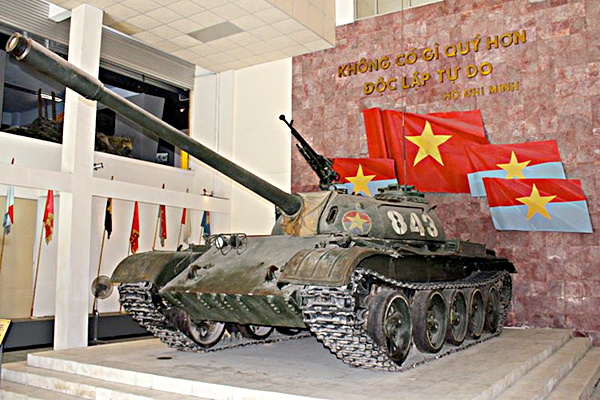 Những hiện vật nổi tiếng nhất của bảo tàng nằm tại khu trưng bày ngoài trời như xe tăng, máy bay B52, chiến xa lớn bị bắn hạ... Cột cờ Hà Nội nằm trong khuôn viên bảo tàng cũng là một di tích lịch sử nổi tiếng, vốn là tháp canh được xây dựng vào thế kỷ 19. Ảnh: TTXVN.