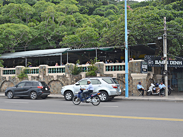 Đoạn phía trước cổng Nhà Bảo tàng đến đường lên Bạch Dinh là phần đất thuộc quản lý của Nhà nước nhưng đang sử dụng không đúng mục đích.