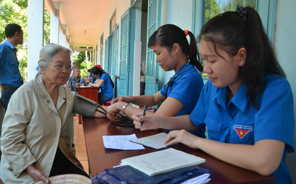 Đoàn viên, thanh niên Sở Y tế khám bệnh miễn phí cho người dân xã Kim Long, huyện Châu Đức. Ảnh: MINH NHÂN