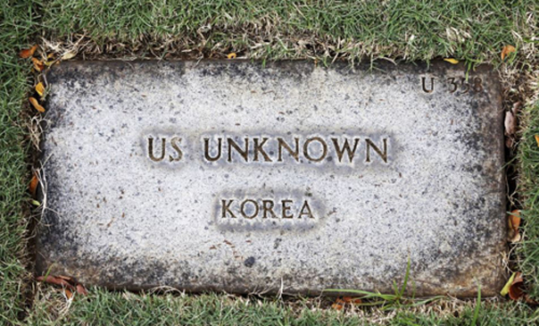 Ngôi mộ vô danh của binh sĩ Mỹ hy sinh trong Chiến tranh Triều Tiên hiện đặt tại nghĩa trang ở Honolulu. Ảnh: AP
