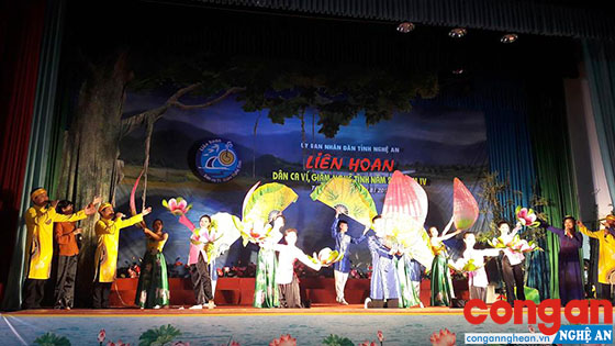 Một tiết mục tại Liên hoan Dân ca ví, giặm cấp cụm