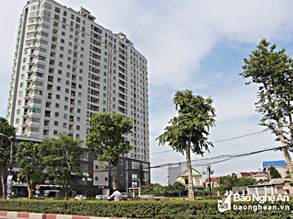 Một chung cư cao tầng trên đường Lê Lợi, TP.Vinh có hạ tầng xung quanh chật hẹp.